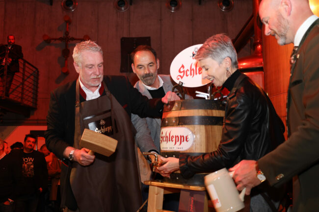 Stadtrichter zu Clagenfurth feiern Bieranstich des neuen Schleppe Primusbräu.
