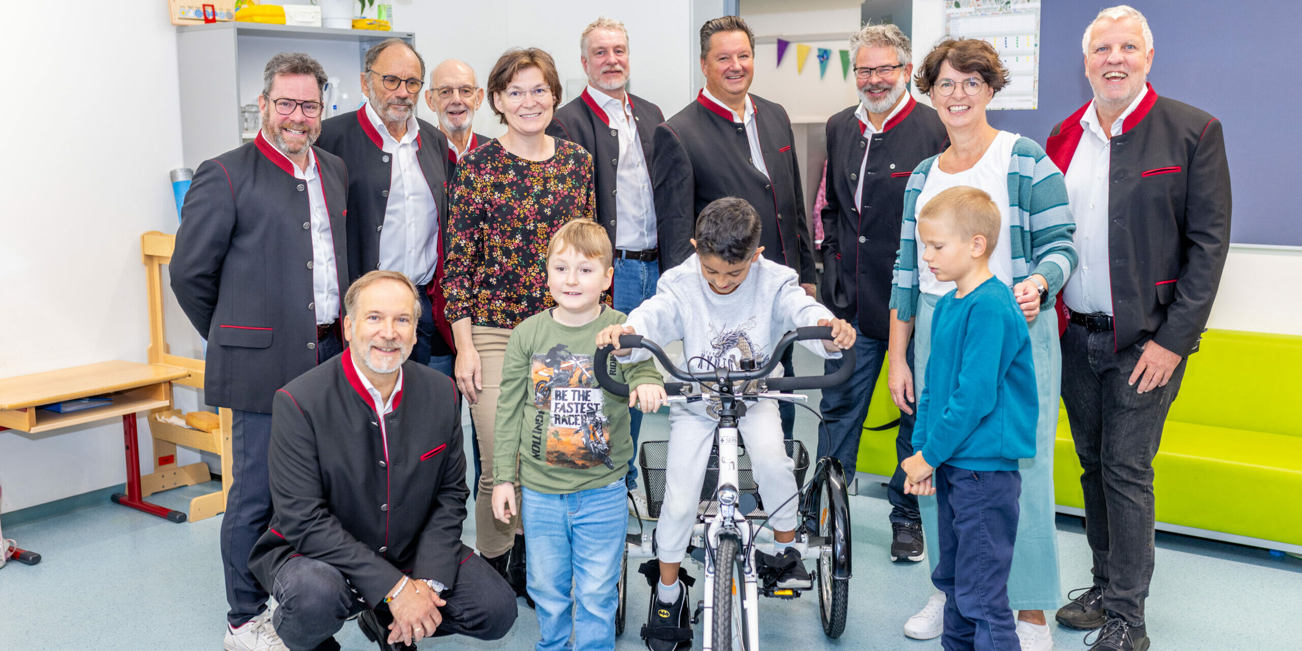 volksschule dreirad stadtrichter (5 von 5) Ein Geschenk, das bewegt: Stadtrichter übergeben Therapiedreirad an die Volksschule 14 in Klagenfurt-Welzenegg