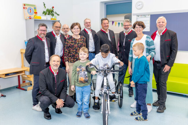 Ein Geschenk, das bewegt: Stadtrichter übergeben Therapiedreirad an die Volksschule 14 in Klagenfurt-Welzenegg