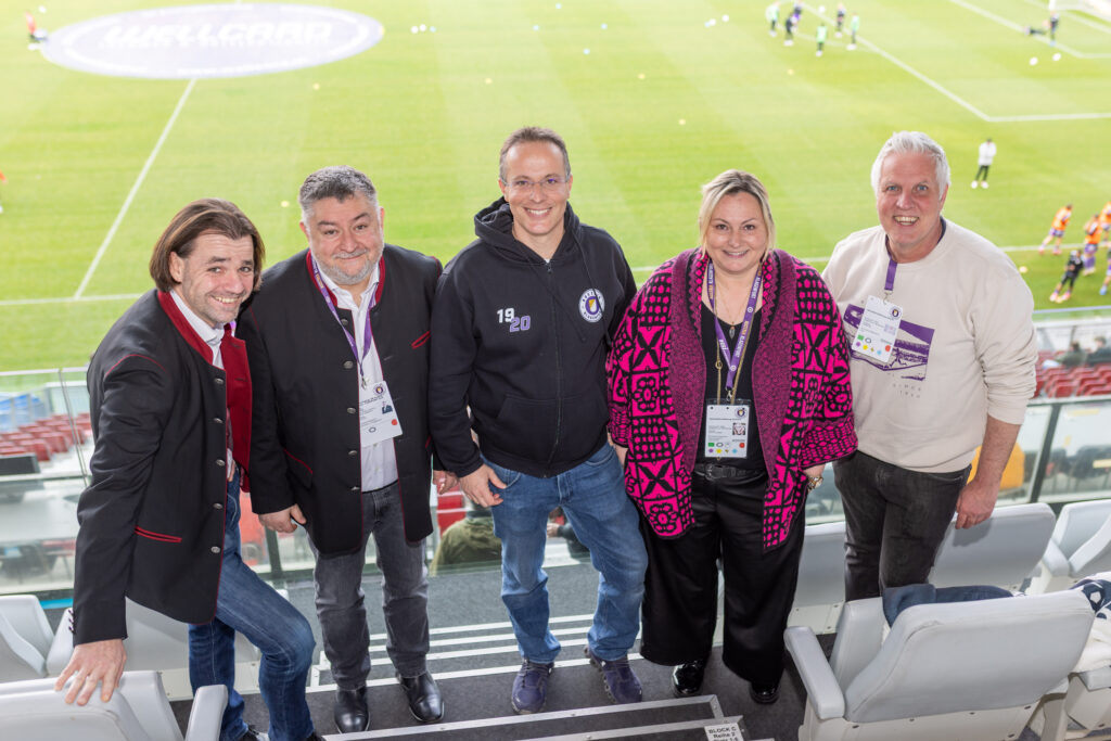 Die Stadtrichter zu Clagenfurth und Vertreter von SK Austria Klagenfurt bei der Aktion „Menschen helfen Menschen“ im Wörthersee-Stadion. Foto: DerHandler