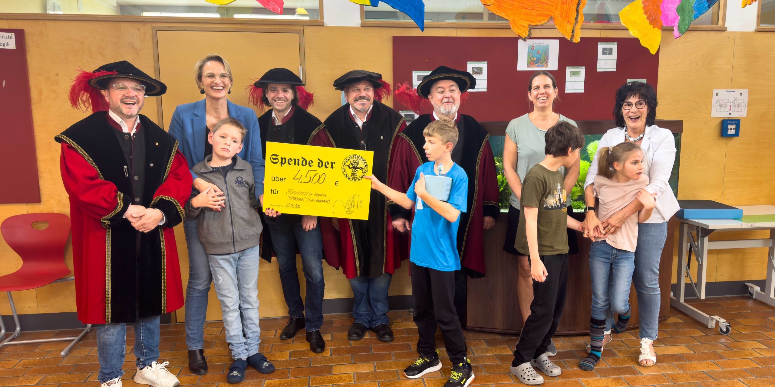 Eine Delegation der Stadtrichter – Jürgen Thurner, Siegfried Kreuzweger, Andreas Rauchenberger, Wolfgang Handler und Wolfgang Repitsch – übergab den Spendenscheck persönlich. Empfangen wurden sie von der Vorsitzenden des Elternvereins Yvonne Edenhofer und ihrer Stellvertreterin Sabine Imp-Ratz, die betonten, wie wichtig das Projekt für den Alltag der Kinder ist: Fördermittel für solche Anschaffungen seien schwer zu bekommen, obwohl der Bedarf unübersehbar sei.