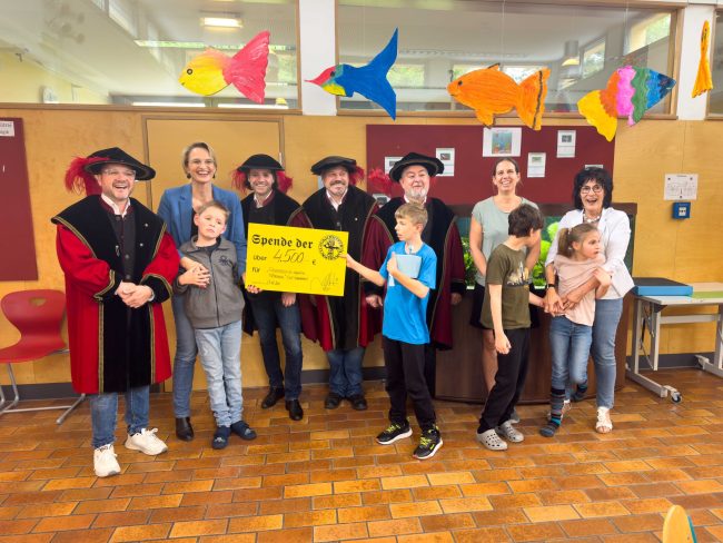 Eine Delegation der Stadtrichter – Jürgen Thurner, Siegfried Kreuzweger, Andreas Rauchenberger, Wolfgang Handler und Wolfgang Repitsch – übergab den Spendenscheck persönlich. Empfangen wurden sie von der Vorsitzenden des Elternvereins Yvonne Edenhofer und ihrer Stellvertreterin Sabine Imp-Ratz, die betonten, wie wichtig das Projekt für den Alltag der Kinder ist: Fördermittel für solche Anschaffungen seien schwer zu bekommen, obwohl der Bedarf unübersehbar sei.